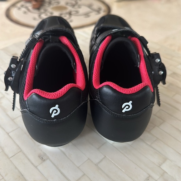 Peloton Cleats Like New! I usually wear a size 7 and these fit like a glove - Picture 5 of 6